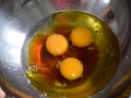Batir los huevos, la miel y el aceite