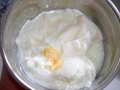 Mezclar yogur con sal y ajo