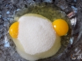 Batir huevos con azúcar