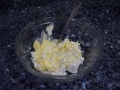 Mezclar crema de queso y mantequilla