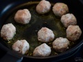 Freír las albóndigas Freír las albóndigas