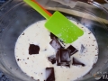 Verter la nata en el chocolate