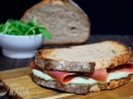 Bocadillo cremoso de roquefort, rúcula y nueces con jamón Bocadillo cremoso de roquefort, rúcula y nueces con jamón