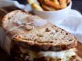 Bocadillo de ternera y cebolla caramelizada Bocadillo de ternera y cebolla caramelizada