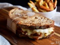Bocadillo de ternera y cebolla caramelizada Bocadillo de ternera y cebolla caramelizada