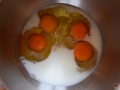 Batir huevos, azúcar y leche Batir huevos, azúcar y leche