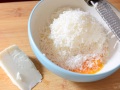 Mezclar yemas y queso payoyo Mezclar yemas y queso payoyo