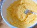 Mezclar yemas y queso payoyo Mezclar yemas y queso payoyo