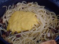 Añadir salsa a la pasta Añadir salsa a la pasta