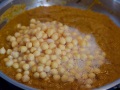 Triturar la salsa y reducir con los garbanzos