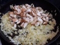Pochar la cebolla y saltear los champiñones Pochar la cebolla y saltear los champiñones