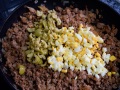 Añadir aceitunas y huevo duro