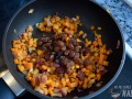 Añadir pasas y ras el hanout