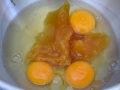 Batir huevos y miel