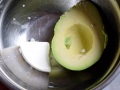 Triturar el aguacate con el queso de cabra Triturar el aguacate con el queso de cabra