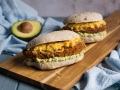 Mollete con aguacate y pollo crujiente Mollete con aguacate y pollo crujiente