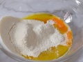 Mezcla yemas con el resto de ingredientes