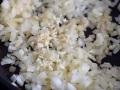 Pochar la cebolla con el ajo