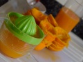 Exprimir el zumo de las naranjas
