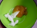 Derretir la miel y el aceite de coco