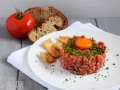 Tartar de fuet y yema curada