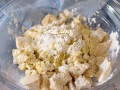 Mezclar el tofu con maicena y aceite