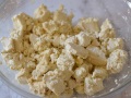 Mezclar el tofu con maicena y aceite